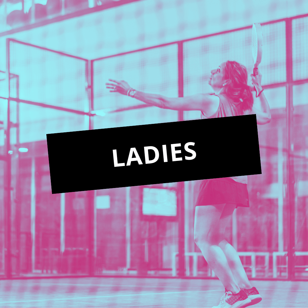 Une joueuse de padel en action sur le court, énergie et convivialité à Clermont-Fd
