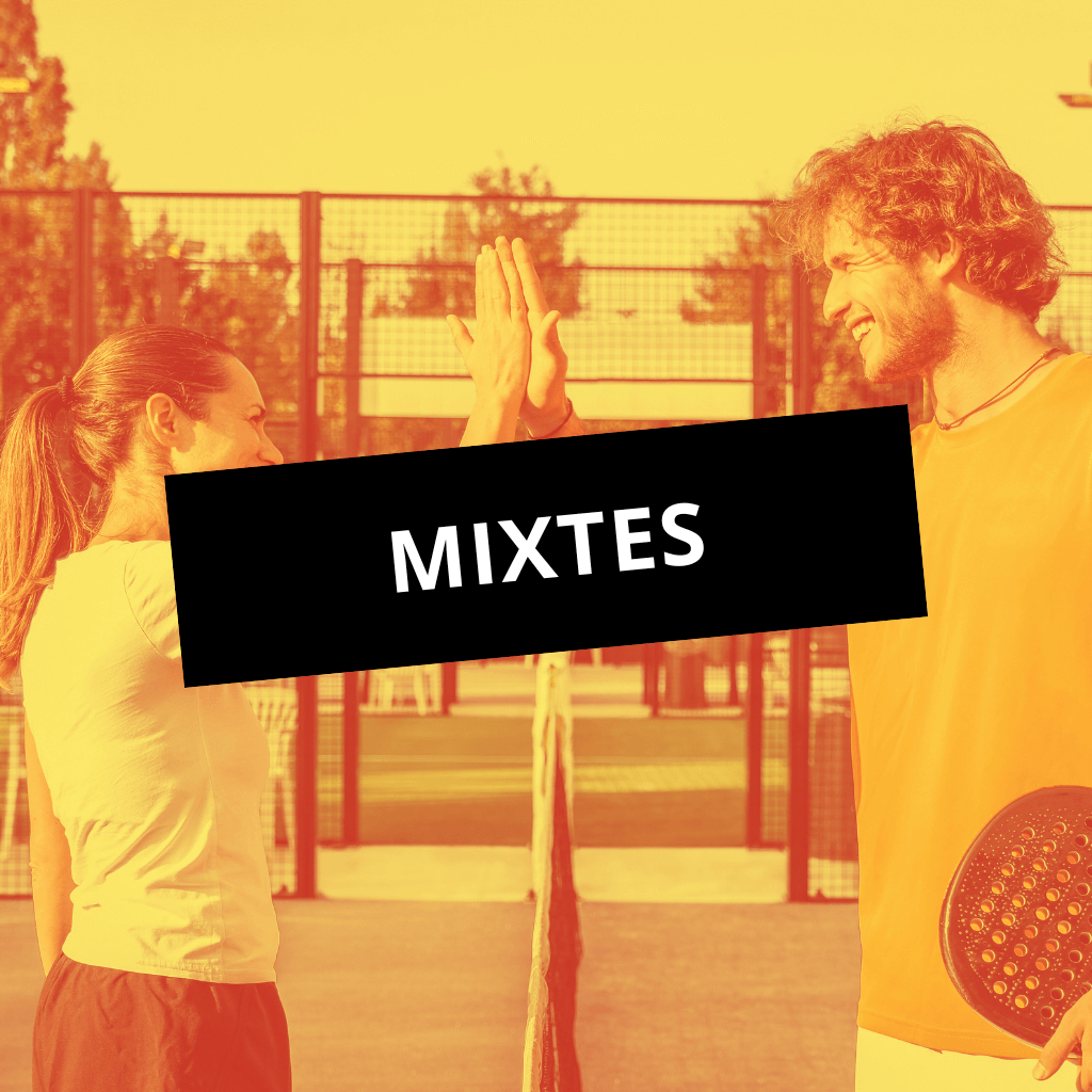 Un match de padel mixte avec joueurs et joueuses réunis sur le court à Clermont-Fd