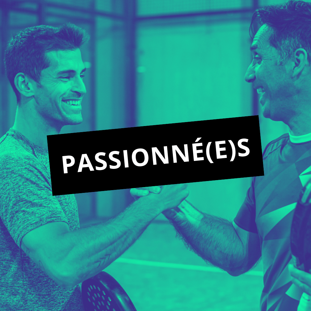 Un match de padel en double masculin, deux équipes s’affrontent sur le court à Clermont-Fd